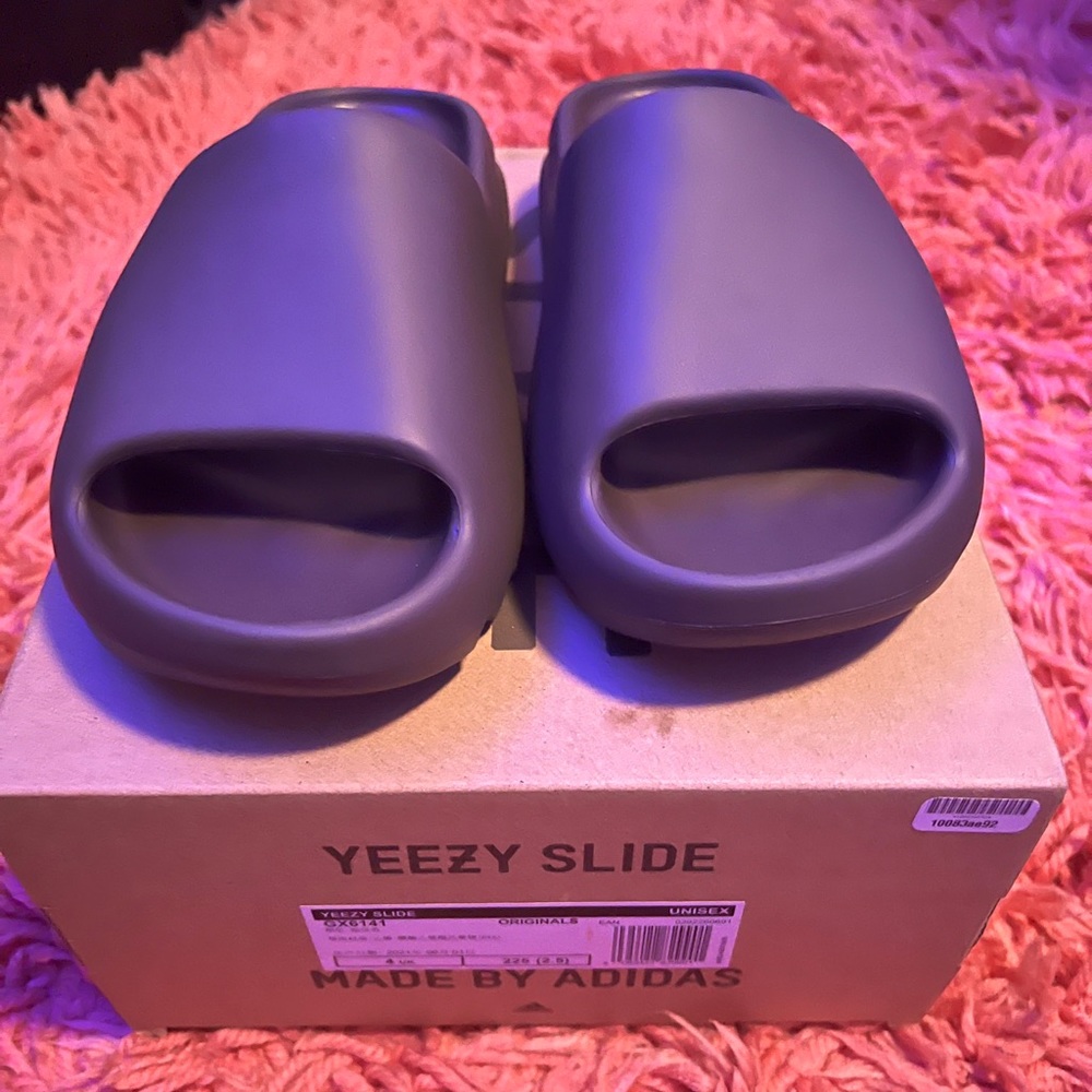 Yeezy Slides “Soot”